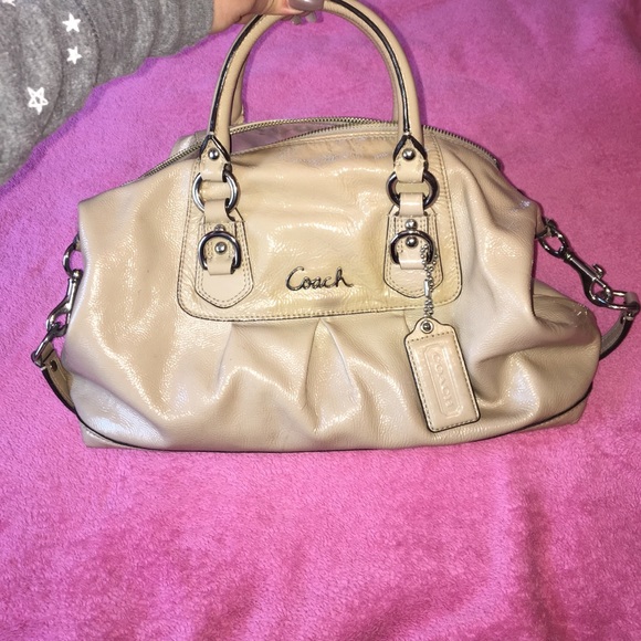 Gorgeous Nude Coach - Picture 3 of 4