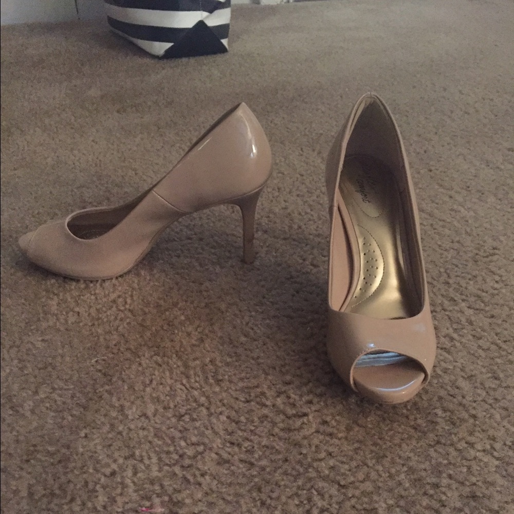 Nude pumps
