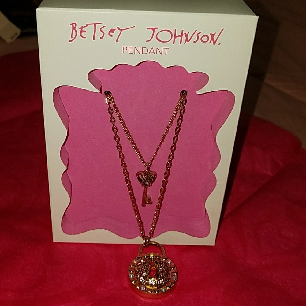 BETSEY JOHNSON PENDANT NECKLACE