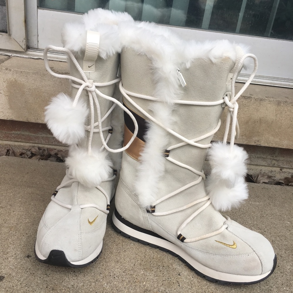 White Nike boots 7M