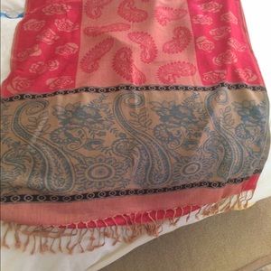 Scarf/shawl. 50% each cotton and viscose. Fringed.