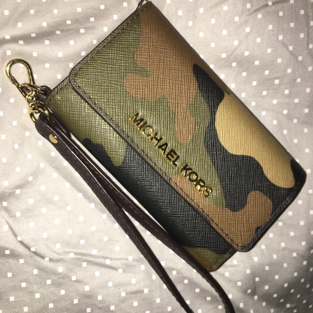 Michael Kors IPhone 5 or IPhone 5s wristlet 👝