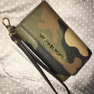 Michael Kors IPhone 5 or IPhone 5s wristlet 👝