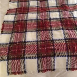 Scarf/shawl. 100% acrylic.