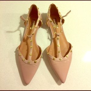 Halogen pointy toe studded t-strap flats