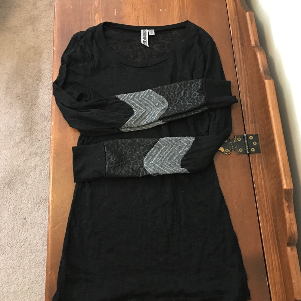 Black basic long sleeve tee with details