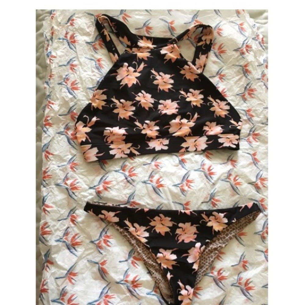 Acacia Dubai Top (M) & Waikoloa bottoms (M)