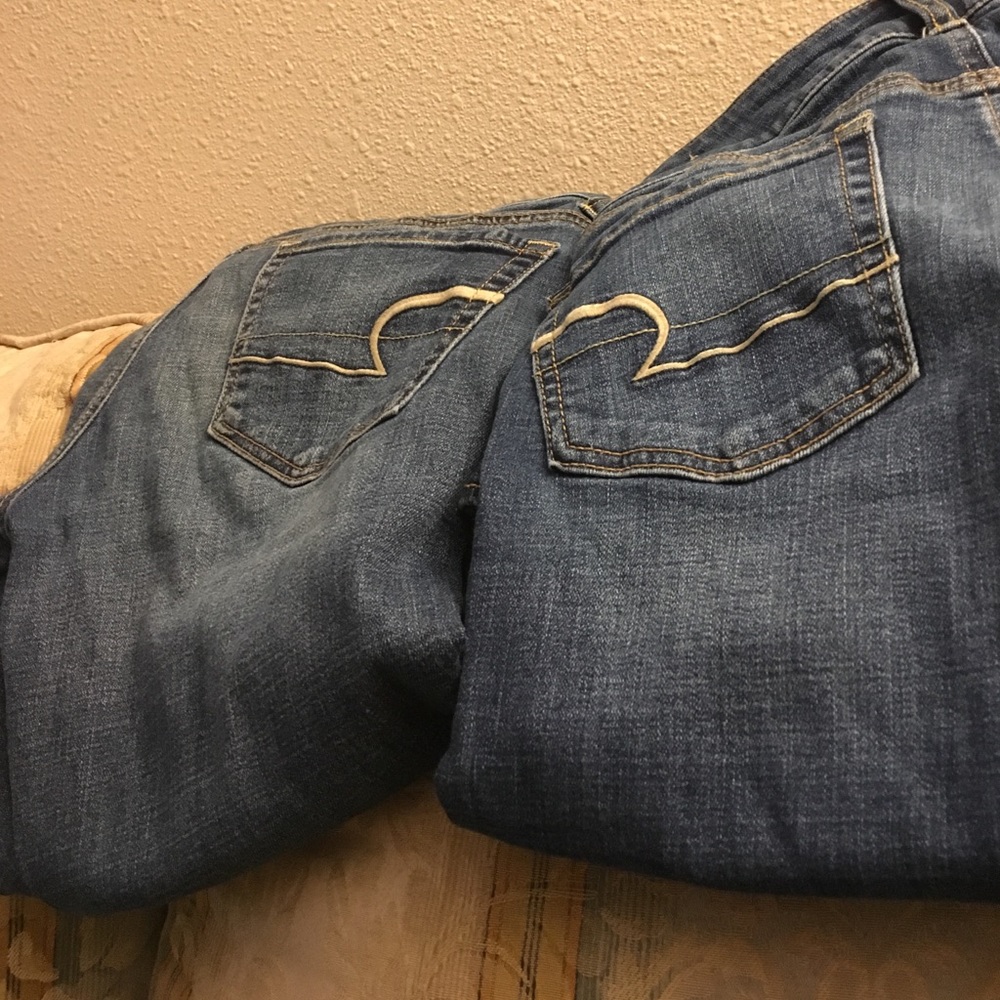 I am selling to pair of American Engle jeans