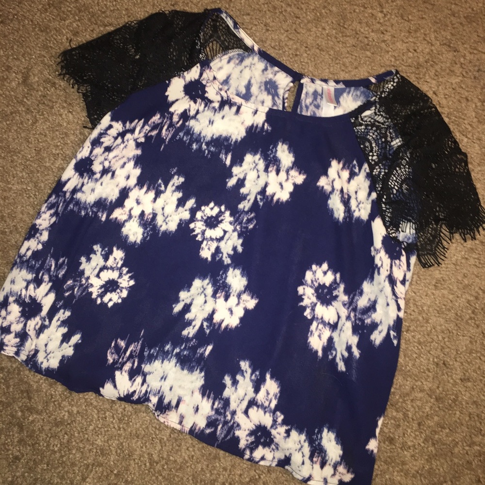 Lace sleeve tee