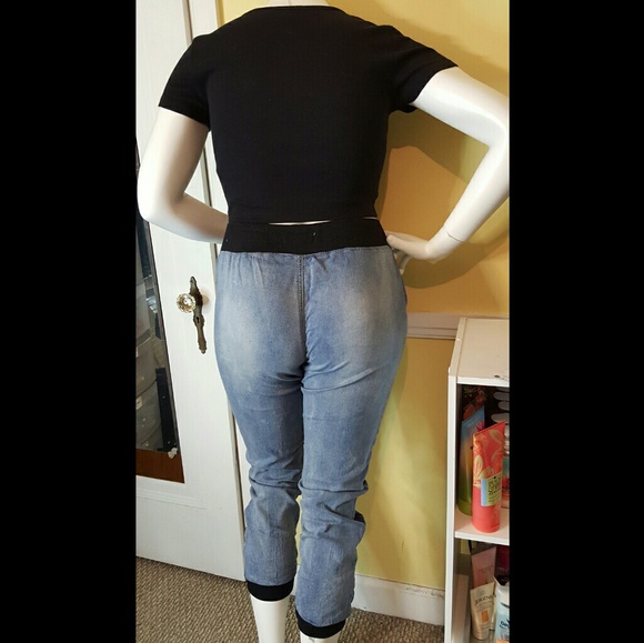 Complete outfit: Crop top and Jean joggers. - Picture 2 of 3