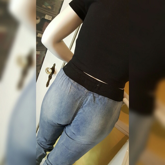 Complete outfit: Crop top and Jean joggers. - Picture 3 of 3