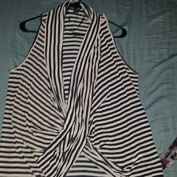 Vest - Picture 2 of 3