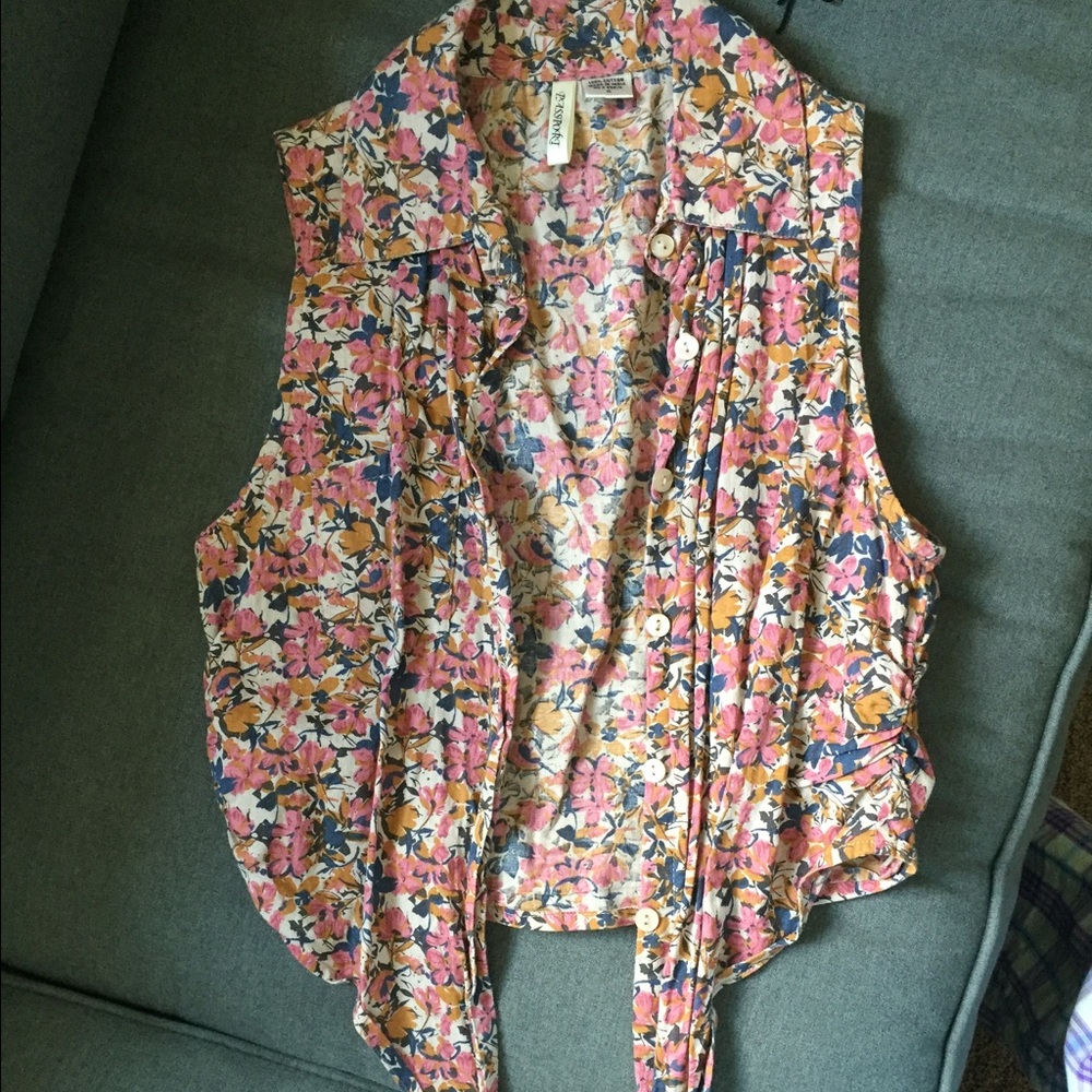 small sleeveless button up, front tie, crop top