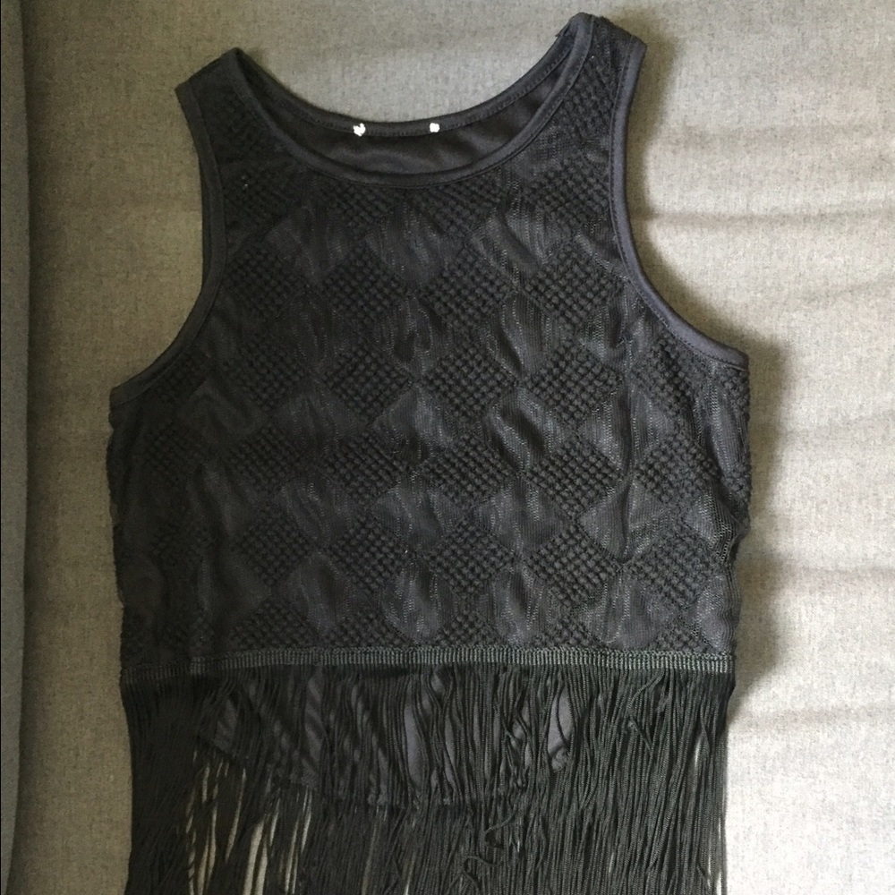 Kirra blk fringe crop top size small