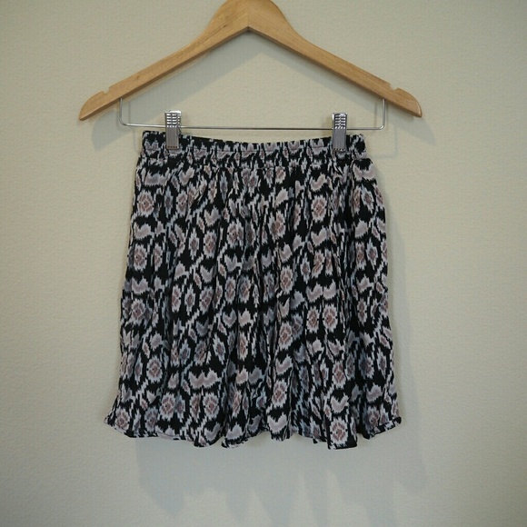 Brandy Melville Skirt & Scarf Set - Picture 4 of 5