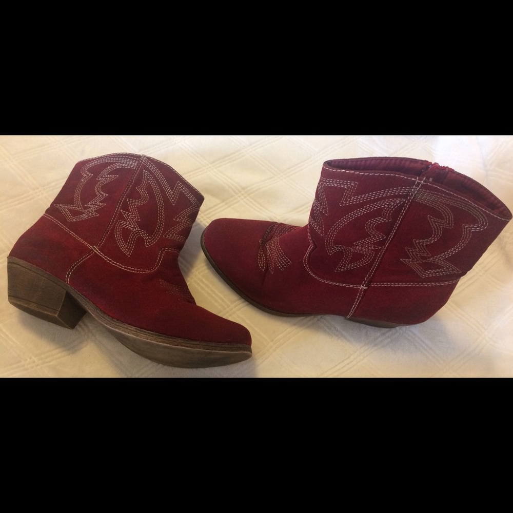 Red Cowgirl Booties Size 9 (NARROW)