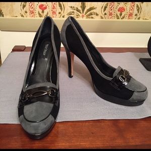 4" Black and grey platform pumps with metal accent