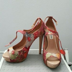 Steve Madden Floral Pump