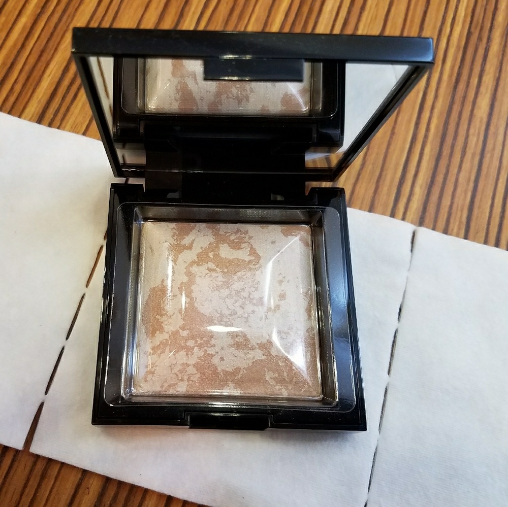 Invisible Glow Powder Highlighter in Fair to Light
