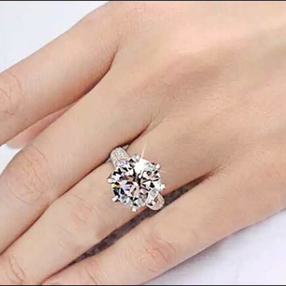 ✨💎Princess Cut CZ Diamond Crown Ring 💍✨ - Picture 2 of 5