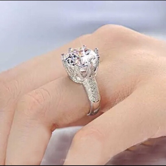 ✨💎Princess Cut CZ Diamond Crown Ring 💍✨ - Picture 4 of 5