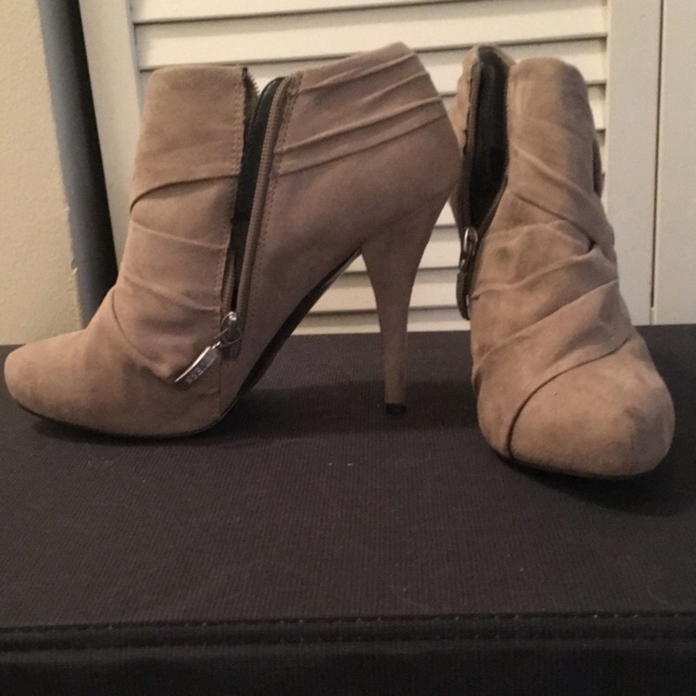 GUESS taupe pointed heels