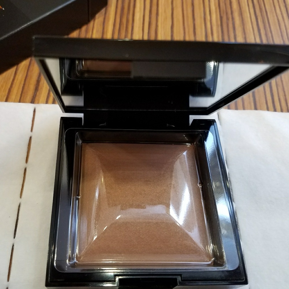 Invisible Bronze Powder Bronzer in Fair to Light