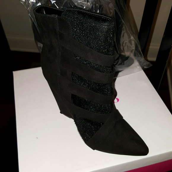 Shoes - Picture 2 of 4