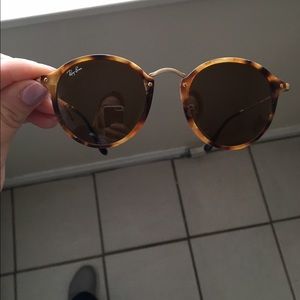 AUTH Ray Ban round fleek sunglasses