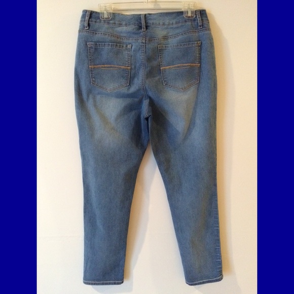 NWOT Bandolino Slim Jeans - Picture 2 of 4