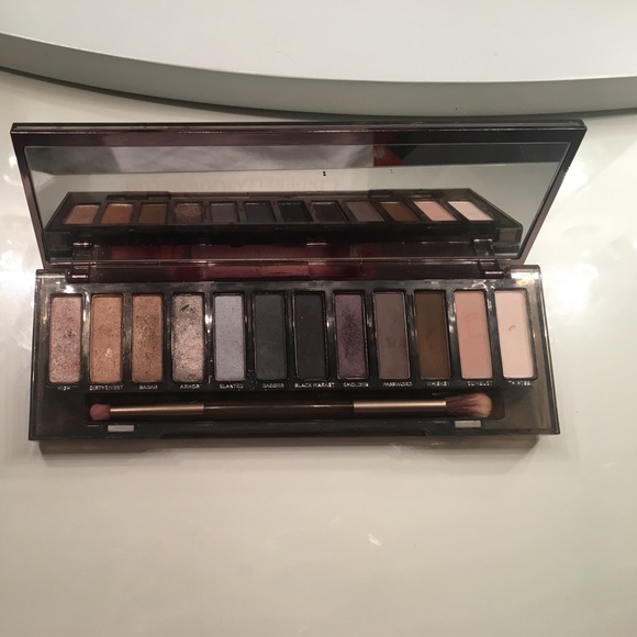 Urban Decay Smoky Eyeshadow pallet - Picture 2 of 2