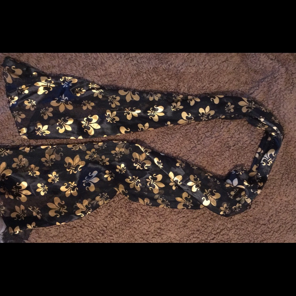 Fleur de lis scarf