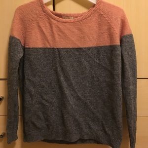 Size S mauve/grey color block sweater!