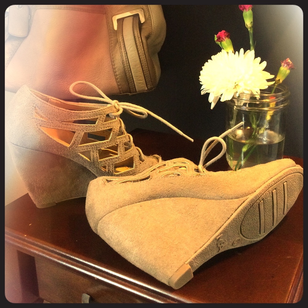 🚫SOLD🚫 Beige/tan fabric Wedges