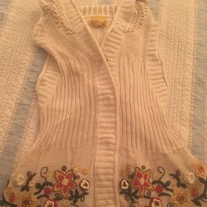 Folksy sweater vest with hood