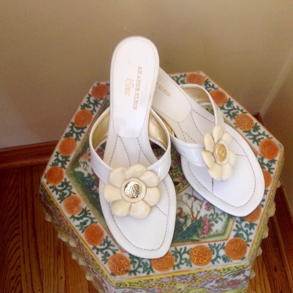 ❤️ 🎉HP💐❤6/20️White sandals with flower and AK