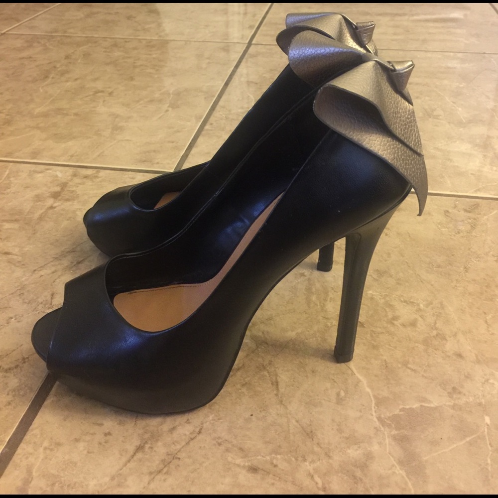 "Elle" Black heels with Metallic Bow on back.