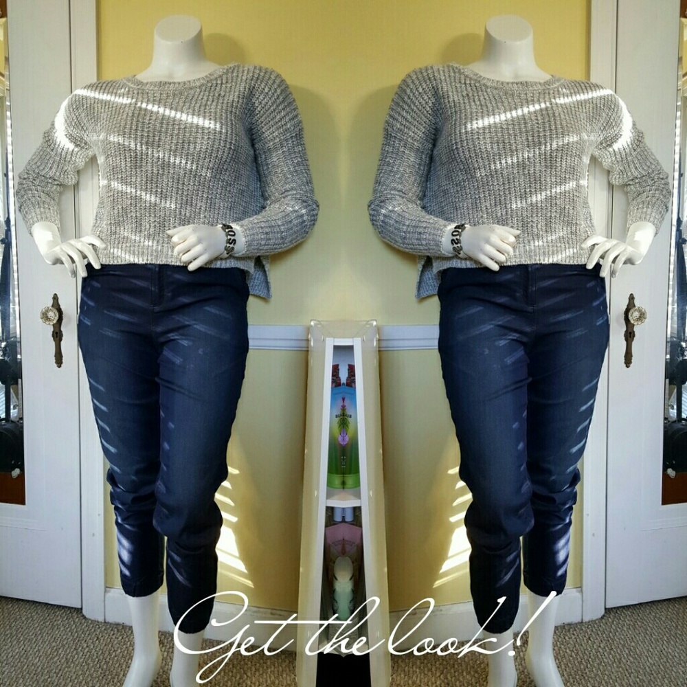 Complet Outfit: Crop sweater and jean joggers.