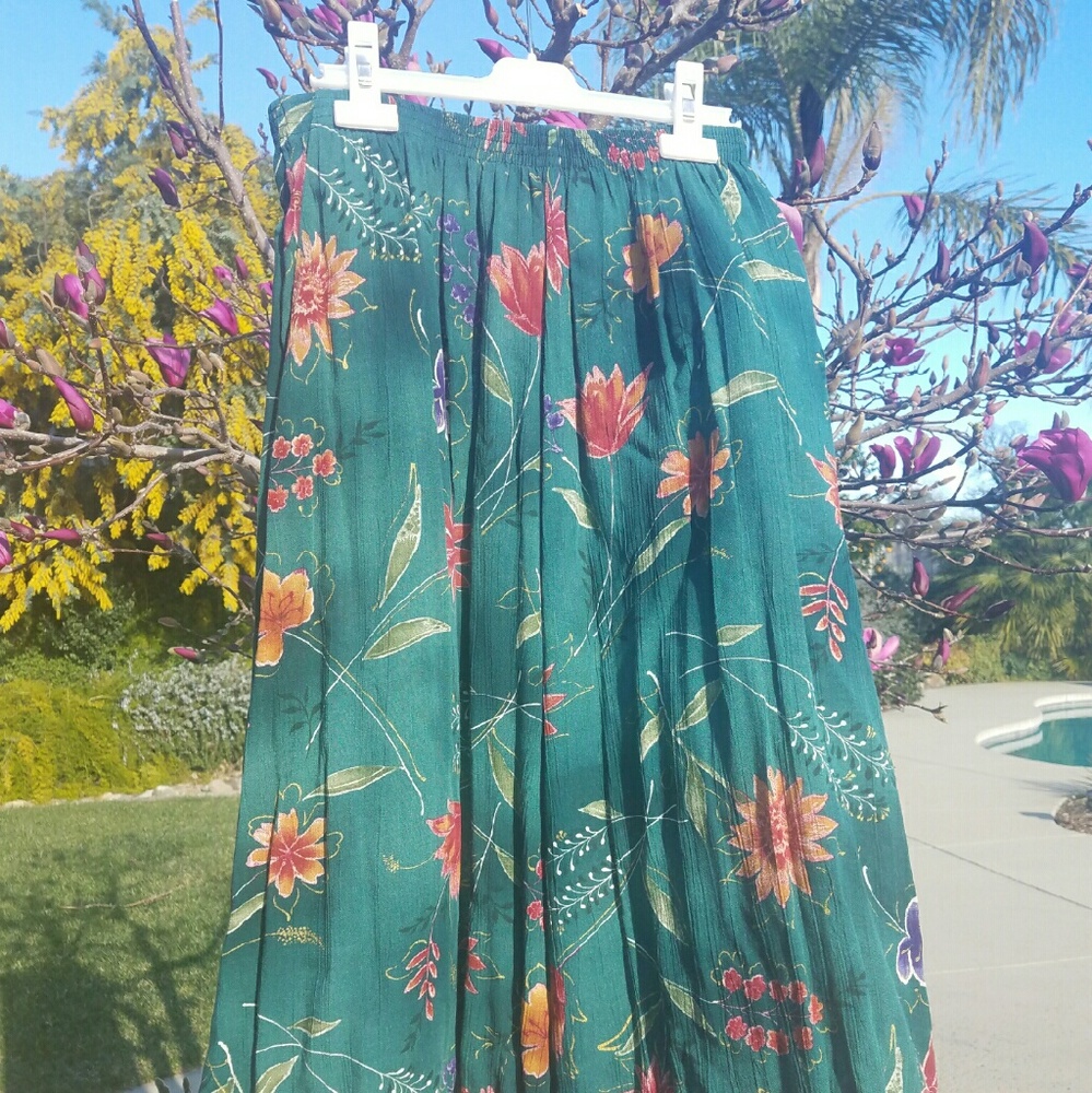 Vintage Floral Skirt with pockets