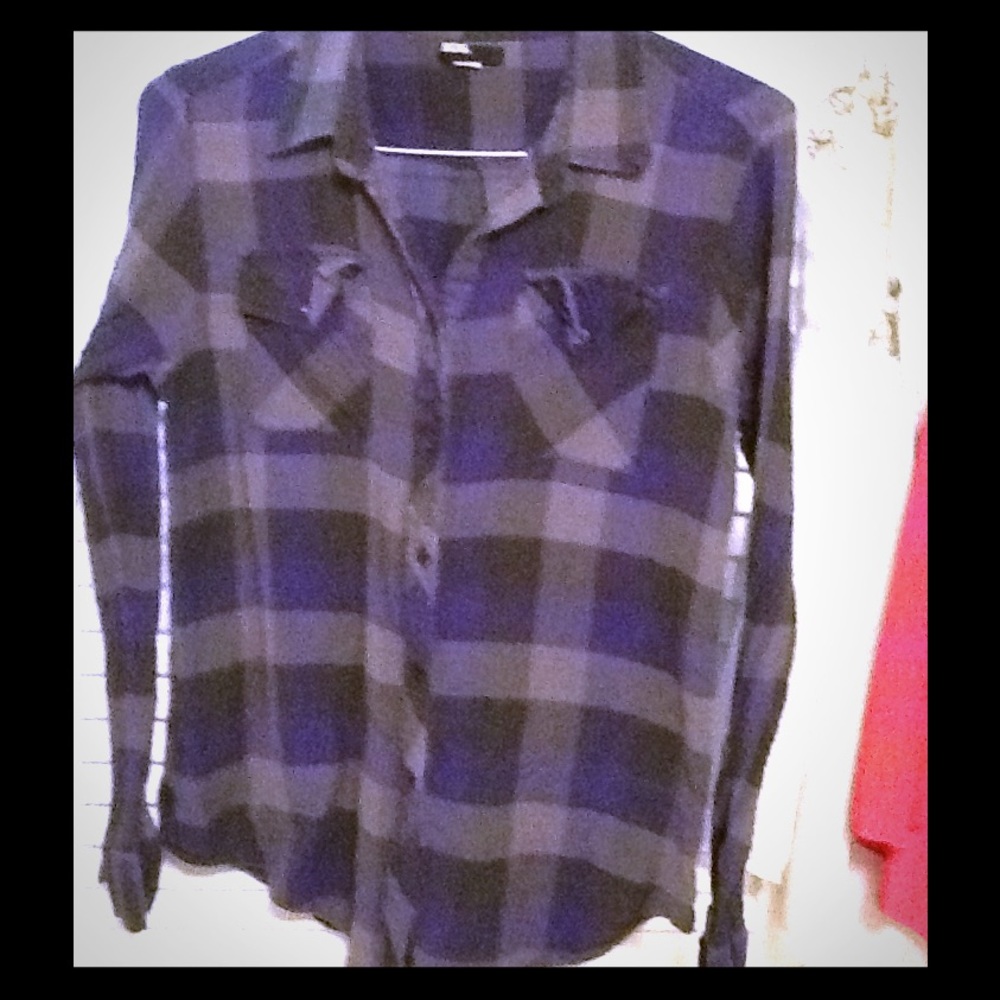 Purple, gray and black form-fitting flannel