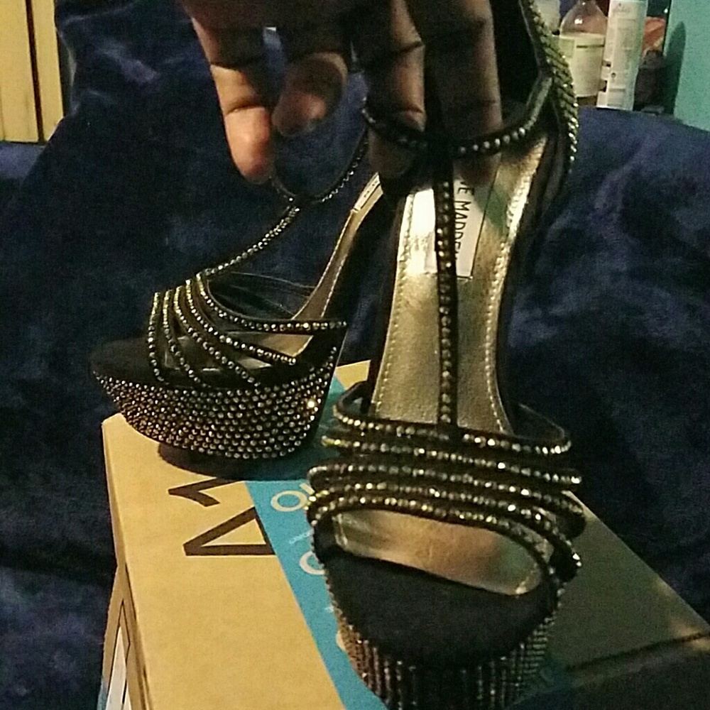 HEELS - Picture 2 of 3