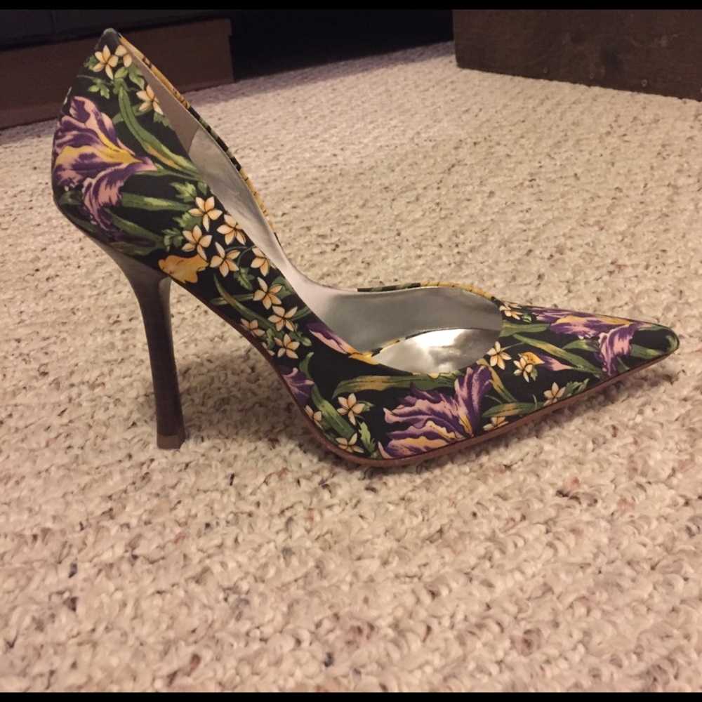 Guess brand Floral print pumps