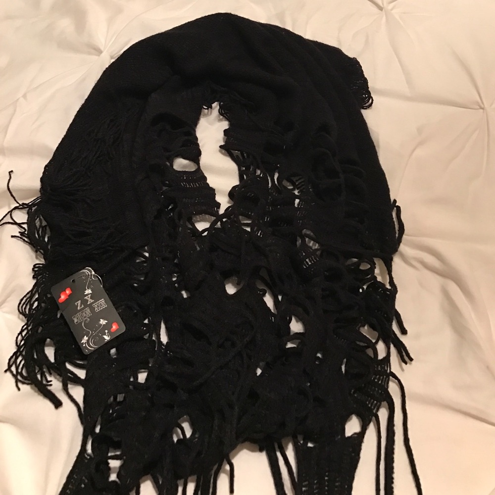 ⬇️⬇️ZHEN XIX Scarf NWT ~ Very Stylish