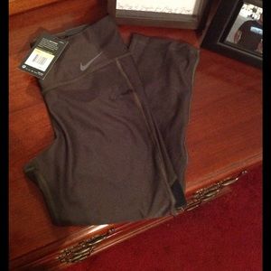 Army green Nike crop leggings