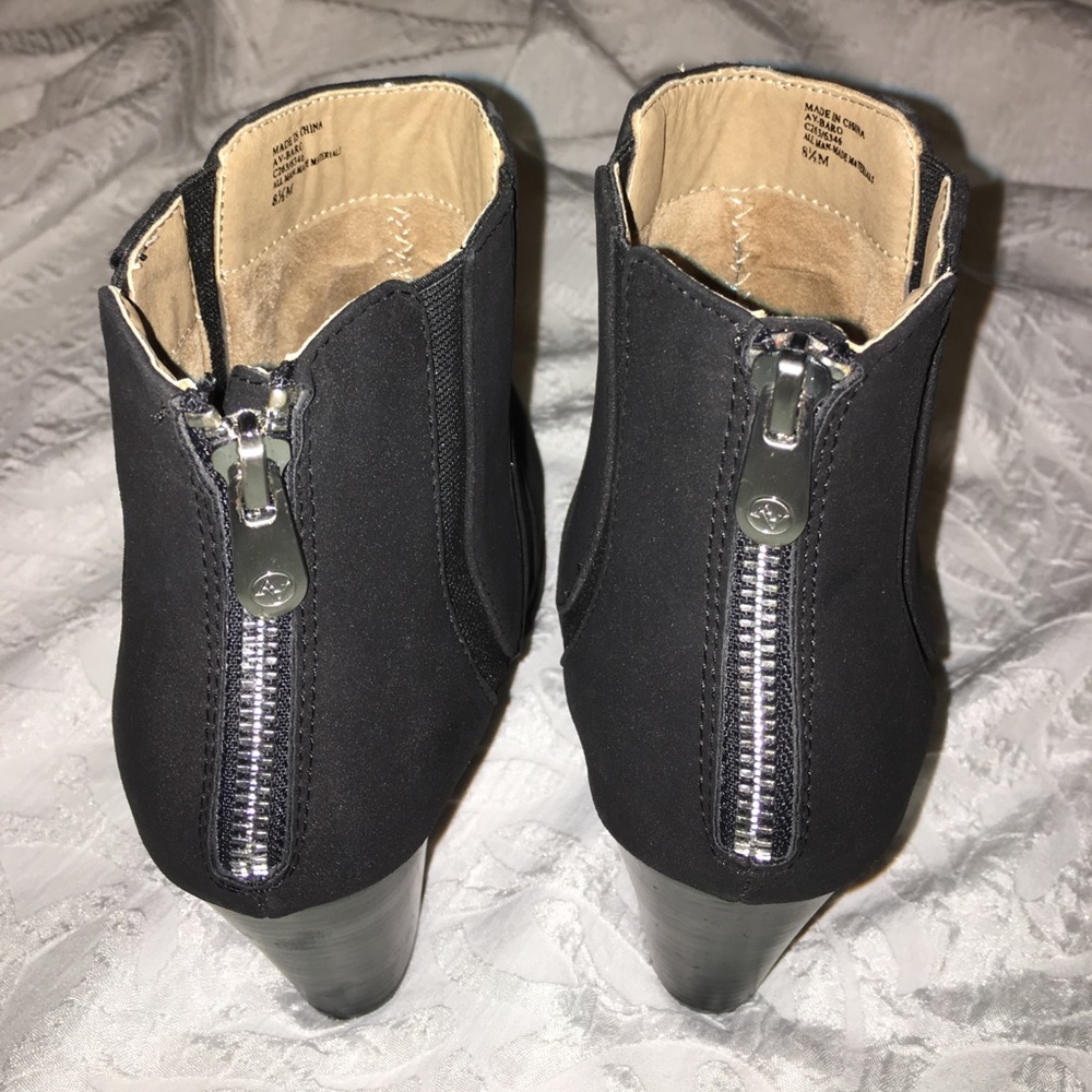 A PAIR OF BLACK BOOTS ADRIENNE VITTADINI