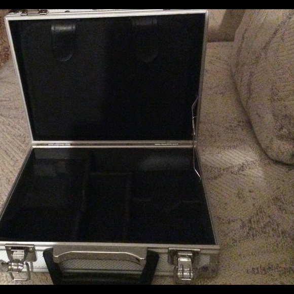 GameStop box - Picture 3 of 4