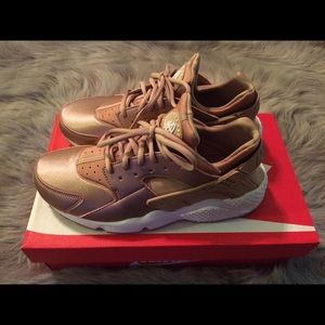 Nike Huaraches Rose Gold Sneakers size 9