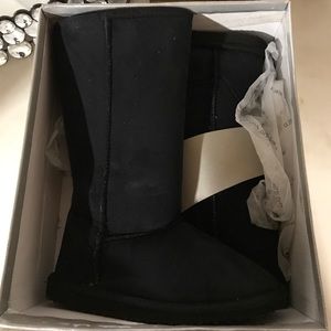 Cute black boots!