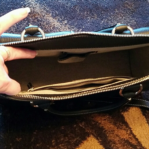 Dooney and Bourke signature Satchel - Picture 4 of 5