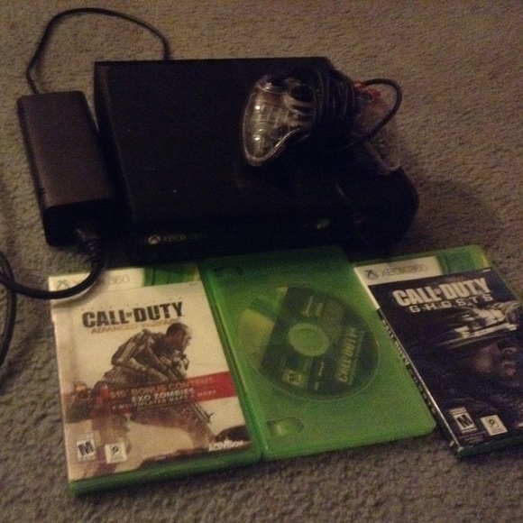 Xbox 360 with three call of duty games,controller - Picture 2 of 2